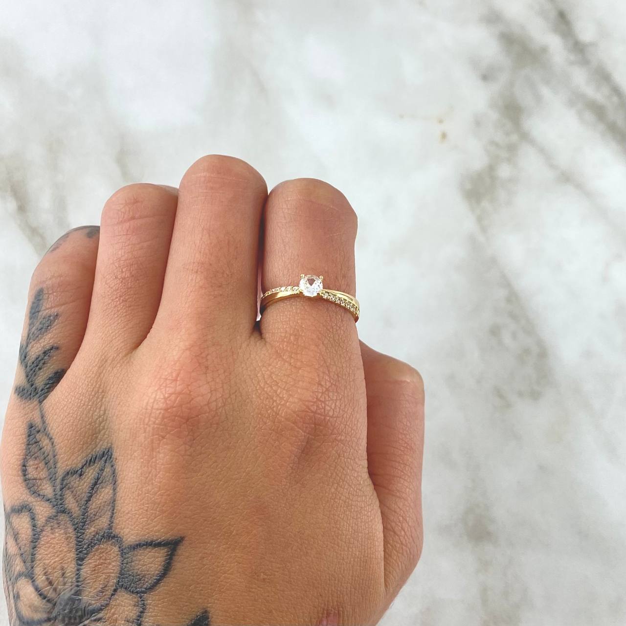 Anillo Solitario Carril Infinito 1.7gr / T6 3/4 / Circones Blancos Oro Amarillo 18K *