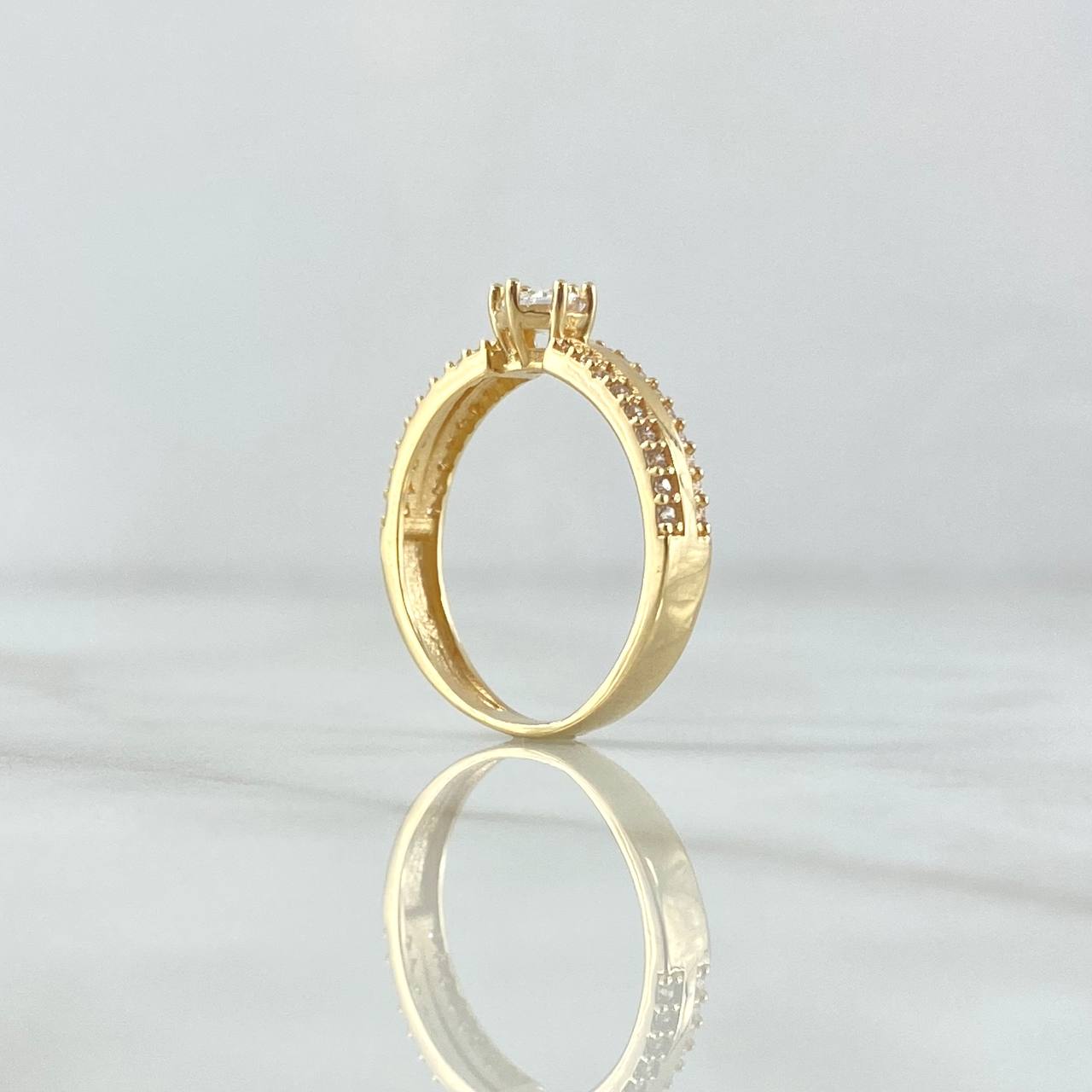 Anillo Solitario Doble Carril 2.7gr / T6 1/2 / Circones Blancos Oro Amarillo 18K