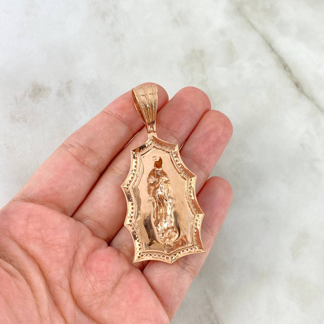 Dije Silueta Virgen Guadalupe 18gr / 6.3cm / Circones Blancos Oro Rosa ©