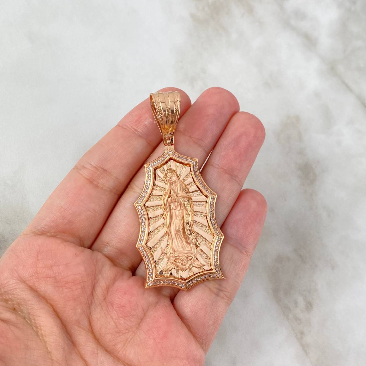 Dije Silueta Virgen Guadalupe 18gr / 6.3cm / Circones Blancos Oro Rosa ©