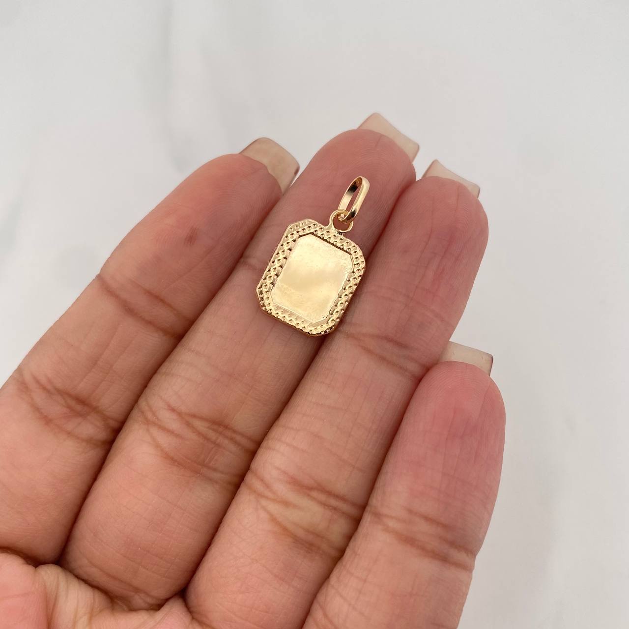 Dije Placa Bordeada 0.55 g / 2.1 cm Oro Amarillo 18K