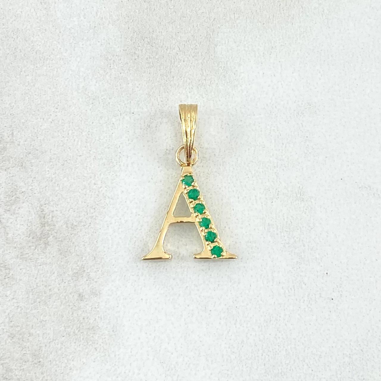 Dije Letra A 0.85gr / 2cm / Esmeraldas 96pts Oro Amarillo 18K (Joya) ©
