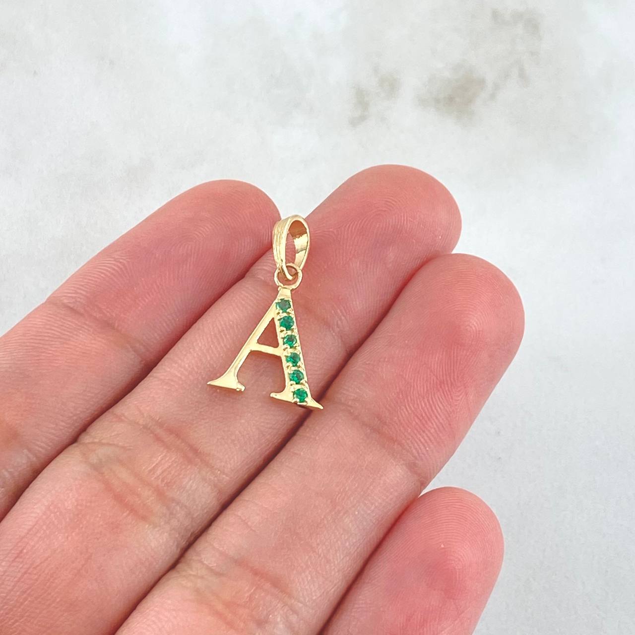 Dije Letra A 0.85gr / 2cm / Esmeraldas 96pts Oro Amarillo 18K (Joya) ©