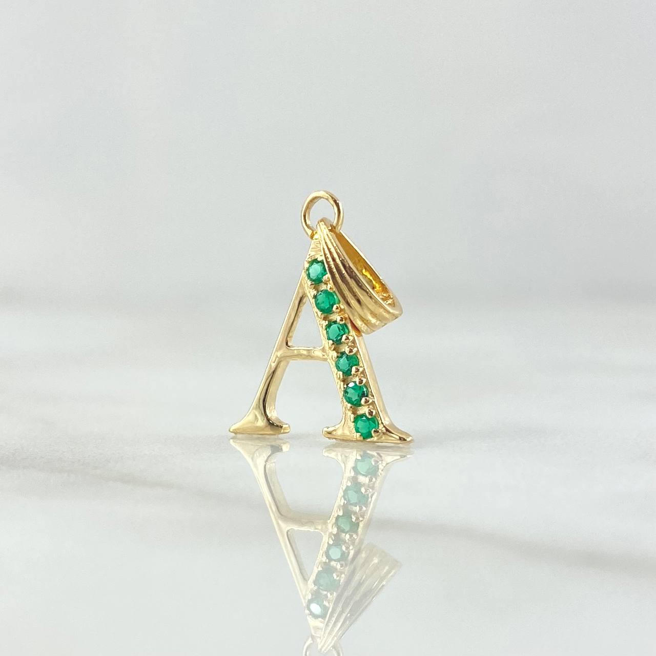 Dije Letra A 0.85gr / 2cm / Esmeraldas 96pts Oro Amarillo 18K (Joya) ©