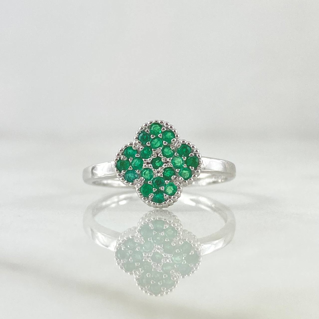 Anillo Trébol VCyA 2.55gr / T7 1/4 / Esmeraldas 33pts Oro Blanco 18K (Joya) ©