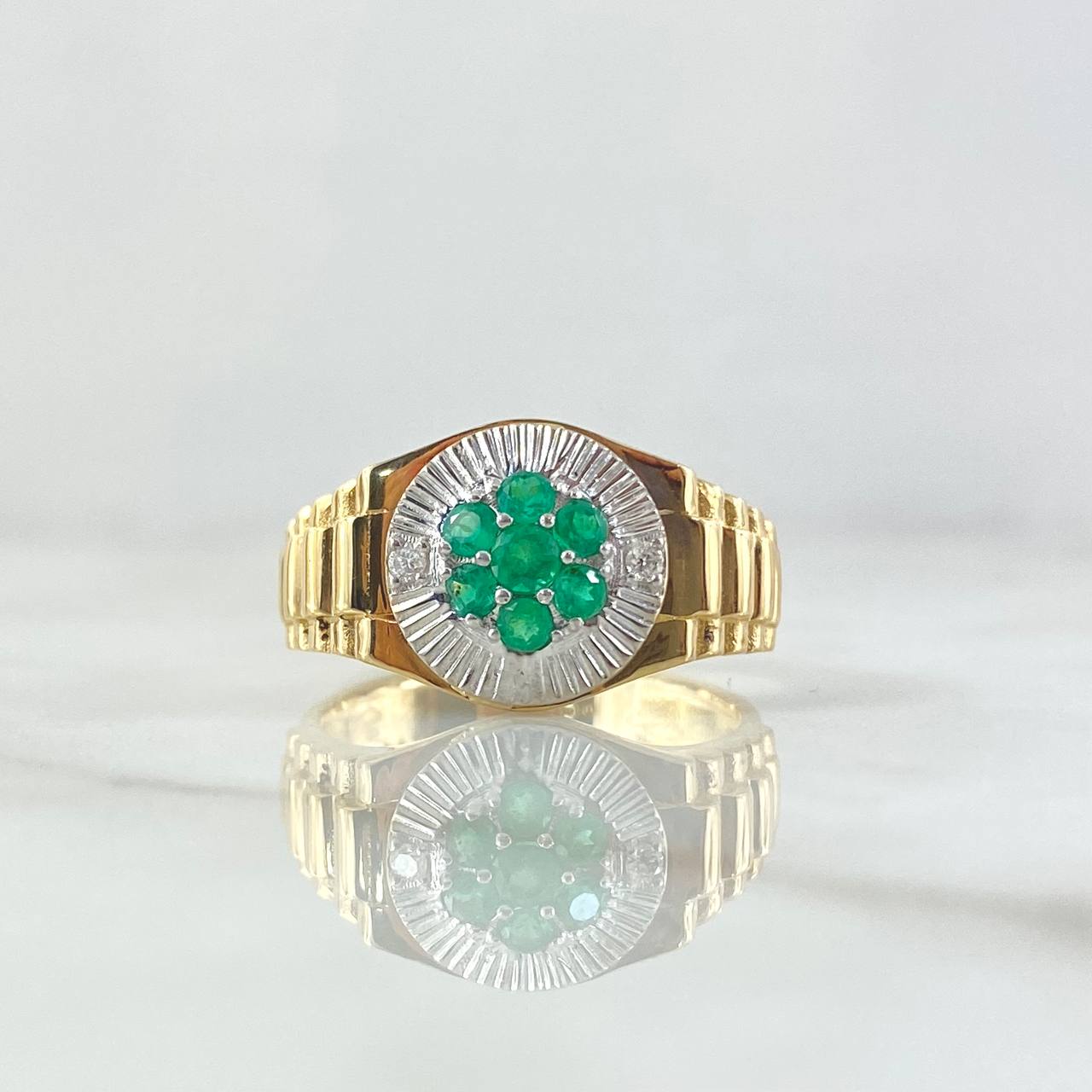Anillo Marco Circular 7.35gr / T10 1/2 / Esmeraldas 46pts Diamantes 16pts Dos Oros Amarillo Blanco 18K (Joya)