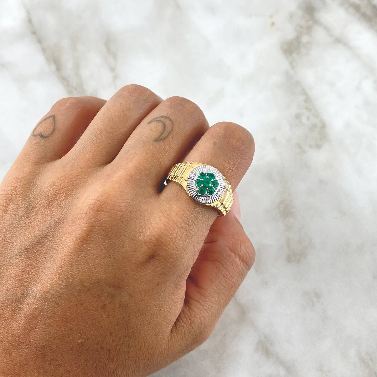 Anillo Marco Circular 7.35gr / T10 1/2 / Esmeraldas 46pts Diamantes 16pts Dos Oros Amarillo Blanco 18K (Joya)