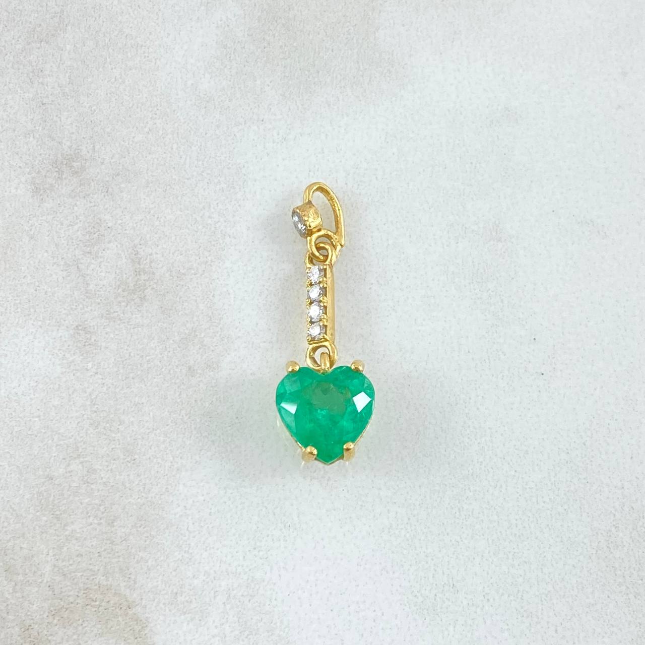 Dije Corazón Colgante en Redes 2gr / 2.5cm / Esmeraldas 2.29 Qts Diamantes 13pts Oro Amarillo 18K (Joya) ©
