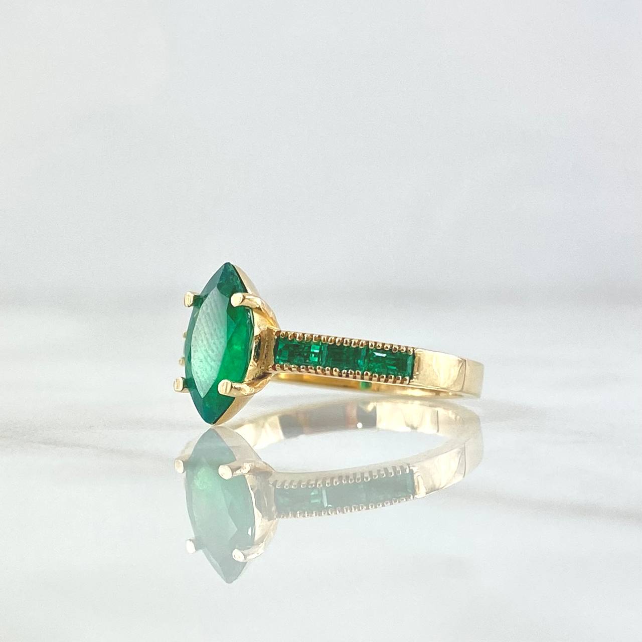Anillo Solitario Rombico Carril 3.45gr / T7 1/4 / Esmeraldas 1.05 Qts Oro Amarillo 18K (Joya) ©