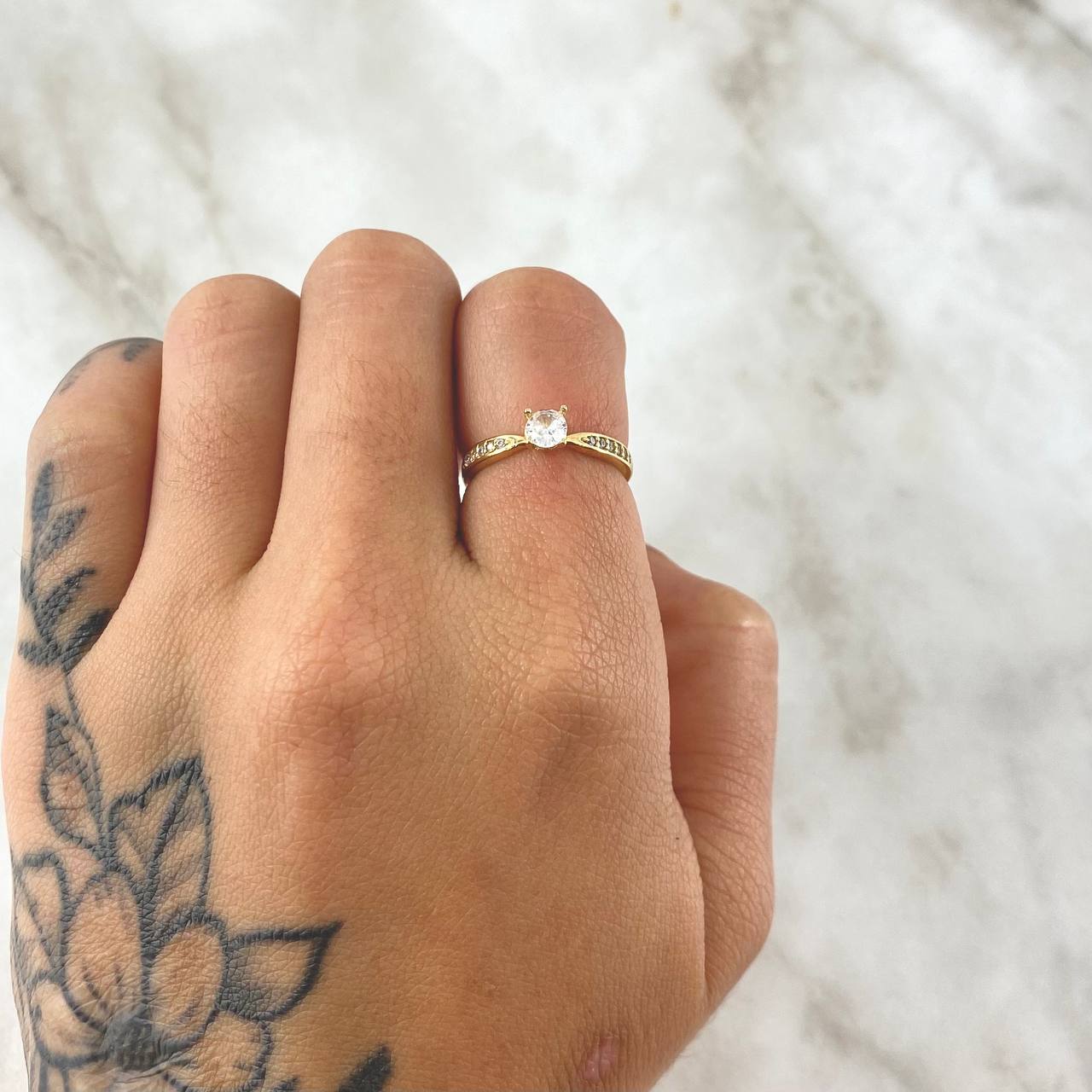 Anillo Puntas de Olivo 1.35gr / T4 1/4 / Circones Blancos Oro Amarillo 18K