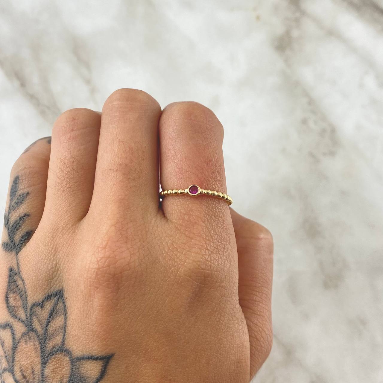 Anillo Solitario Bisel Esferas 1.6gr / T6 1/4 / Circon Fucsia Oro Amarillo 18K