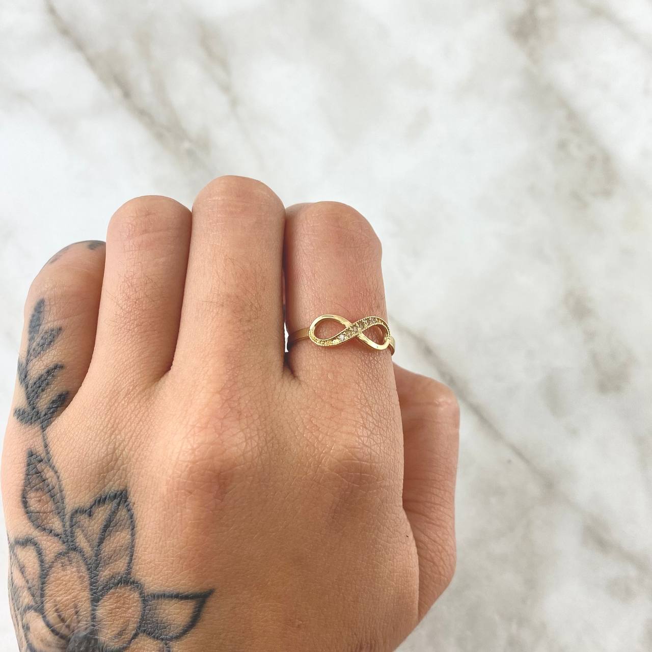 Anillo Medio Infinito 1.65gr / T6 1/2 / Circones Blancos Oro Amarillo 18K ©