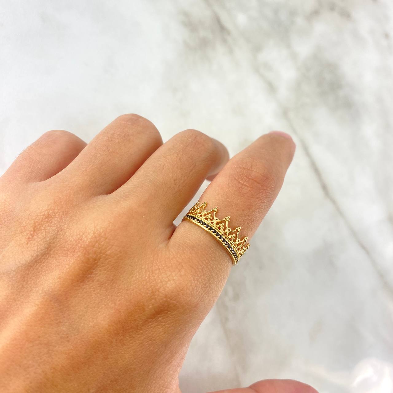 Anillo Corona 2.65gr / T7 1/4 / Circones Negros Oro Amarillo