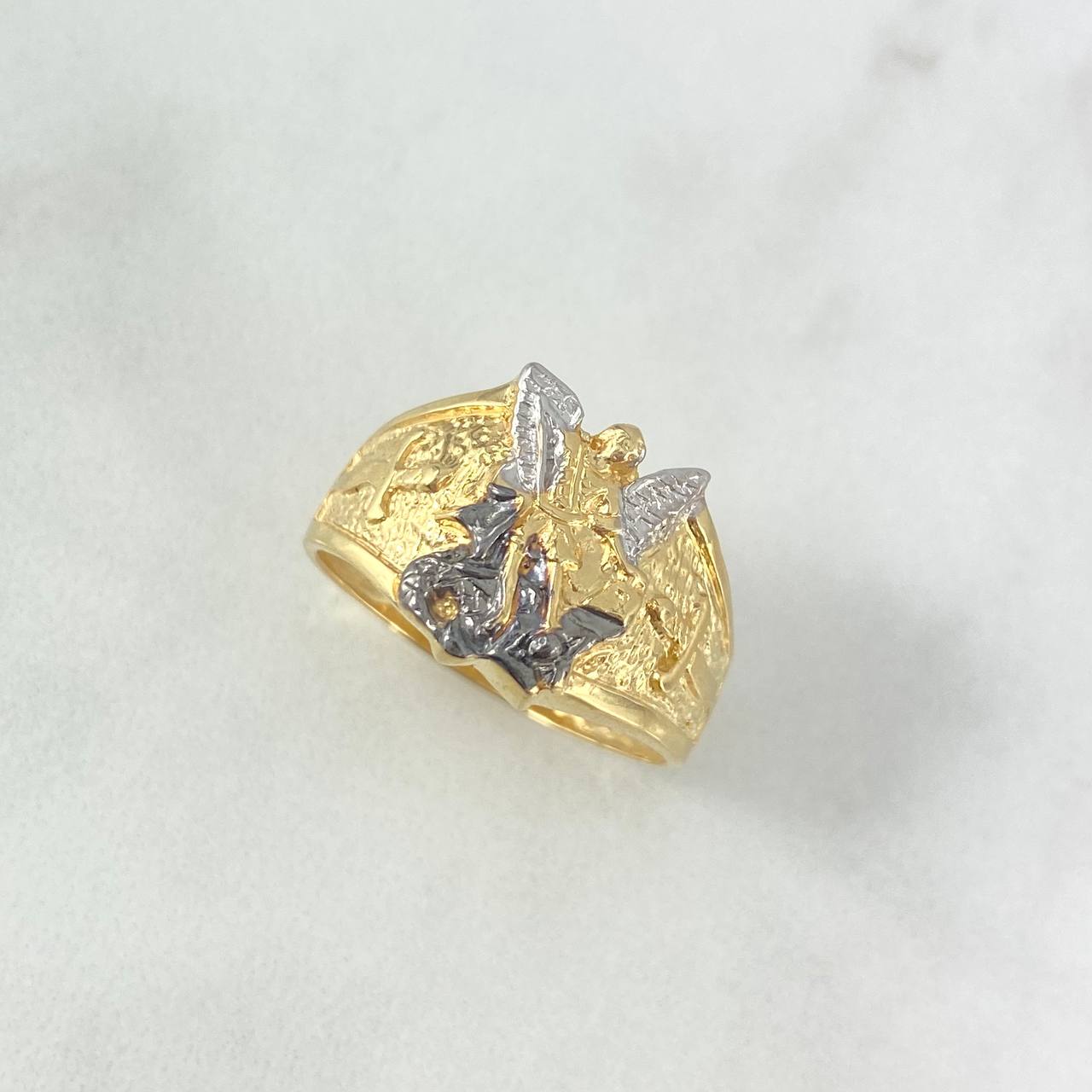Anillo San Miguel Arcángel 4.95gr / T10 / Texturizado Dos Oros Amarillo Blanco *