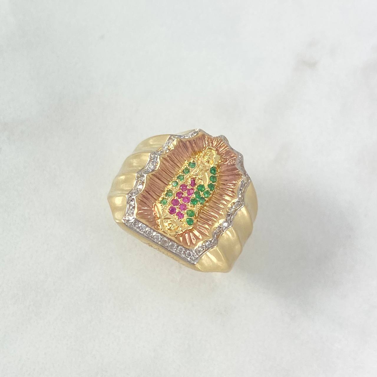 Anillo Virgen de Guadalupe Silueta 6.4gr / T9 3/4 / Circones Blancos Fucsias Verdes Tres Oros ©