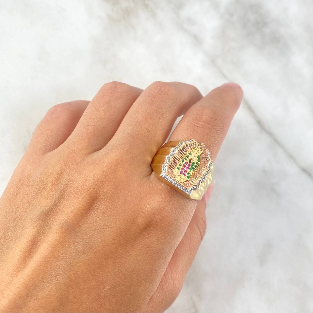 Anillo Virgen de Guadalupe Silueta 6.4gr / T9 3/4 / Circones Blancos Fucsias Verdes Tres Oros ©