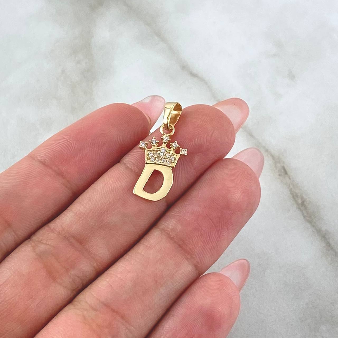 Dije Letra D Corona 0.95gr / 2.3cm / Circones Blancos Oro Amarillo 18K