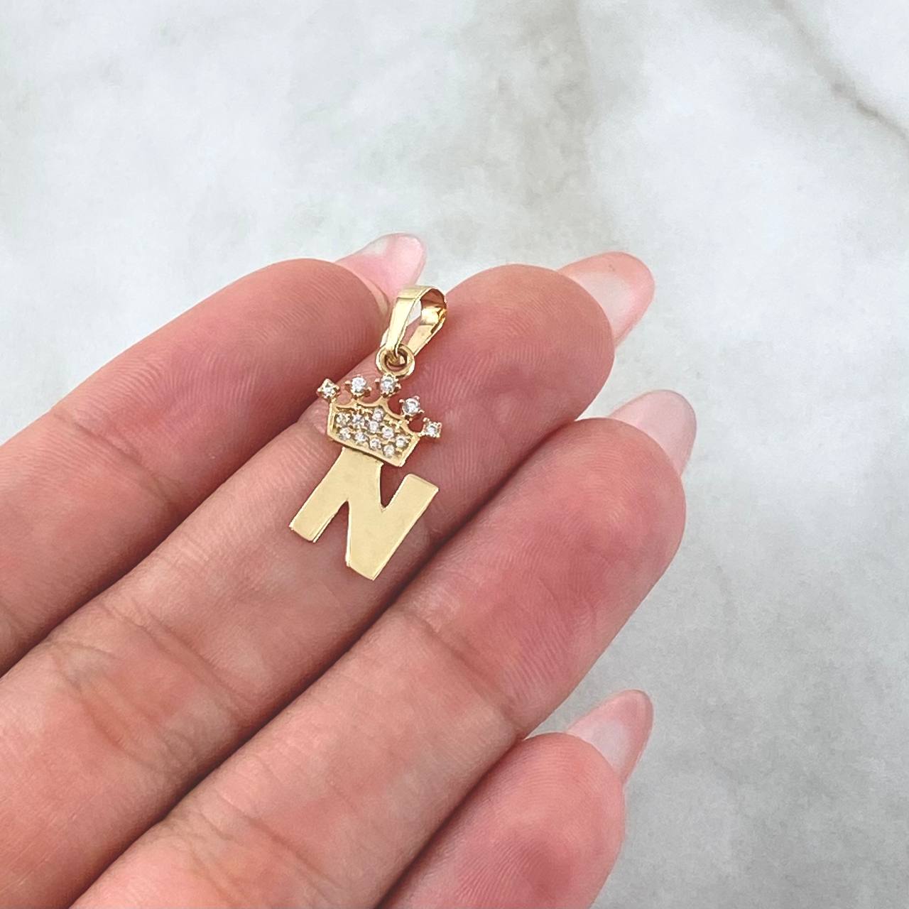 Dije Letra N Corona 0.95gr / 2.3cm / Circones Blancos Oro Amarillo 18K