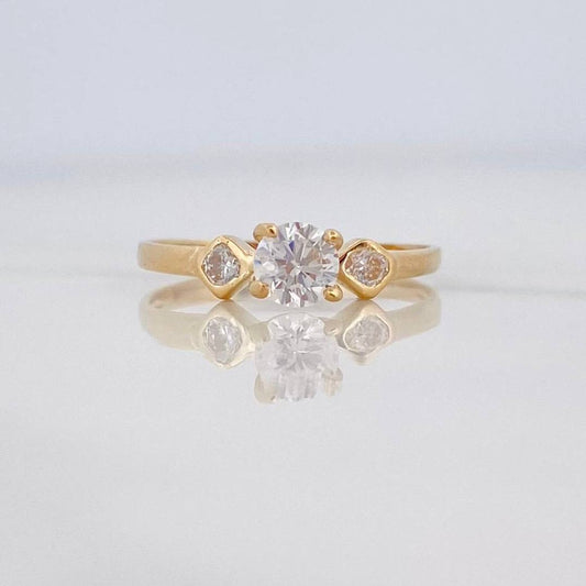 Anillo Solitario Trio 1.5 g / T6 Oro Amarillo 18K