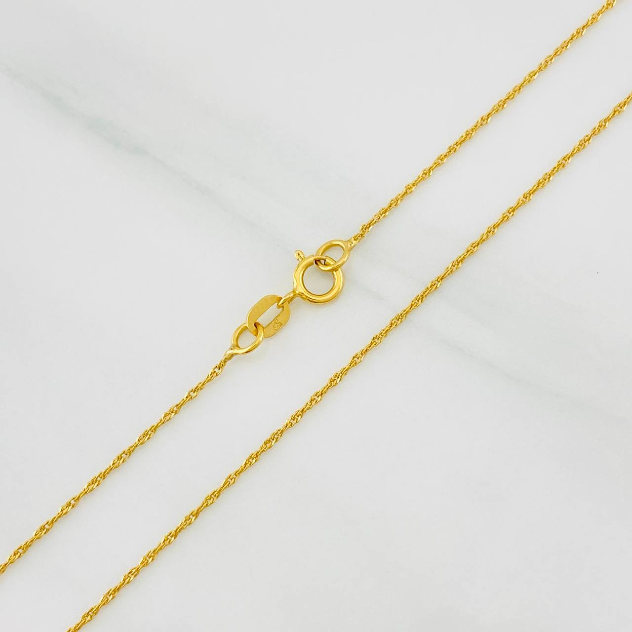 Cadena Singapur 0.9g / 40cm / 0.83mm Oro Amarillo 18K