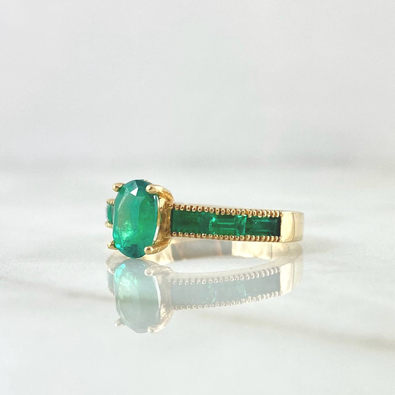 Anillo Solitario Ovalado Carril 4.15gr / T6 3/4 / Esmeraldas 89pts Oro Amarillo 18K (Joya) ©