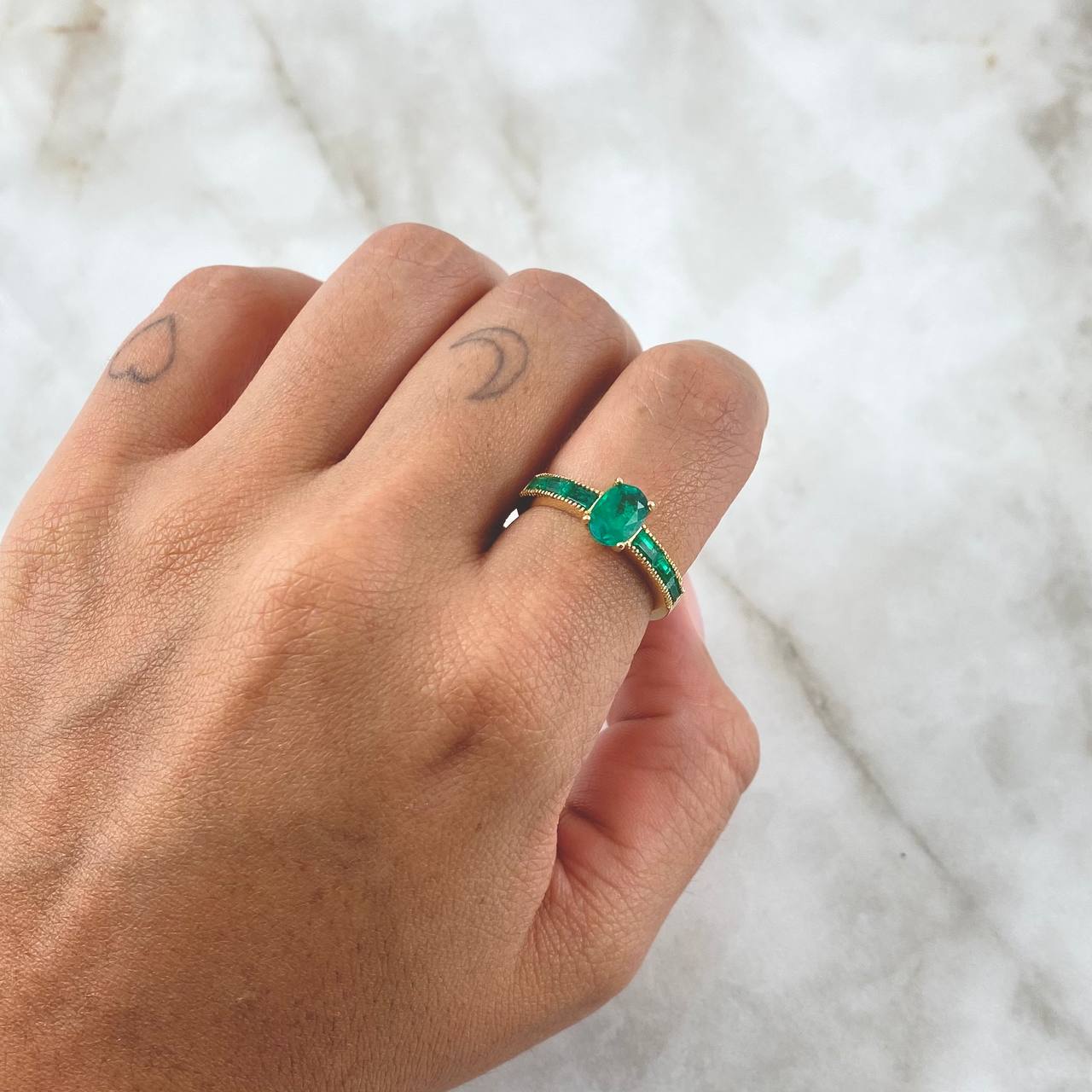 Anillo Solitario Ovalado Carril 4.15gr / T6 3/4 / Esmeraldas 89pts Oro Amarillo 18K (Joya) ©