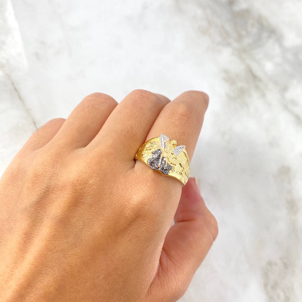 Anillo San Miguel Arcángel 4.95gr / T10 / Texturizado Dos Oros Amarillo Blanco *