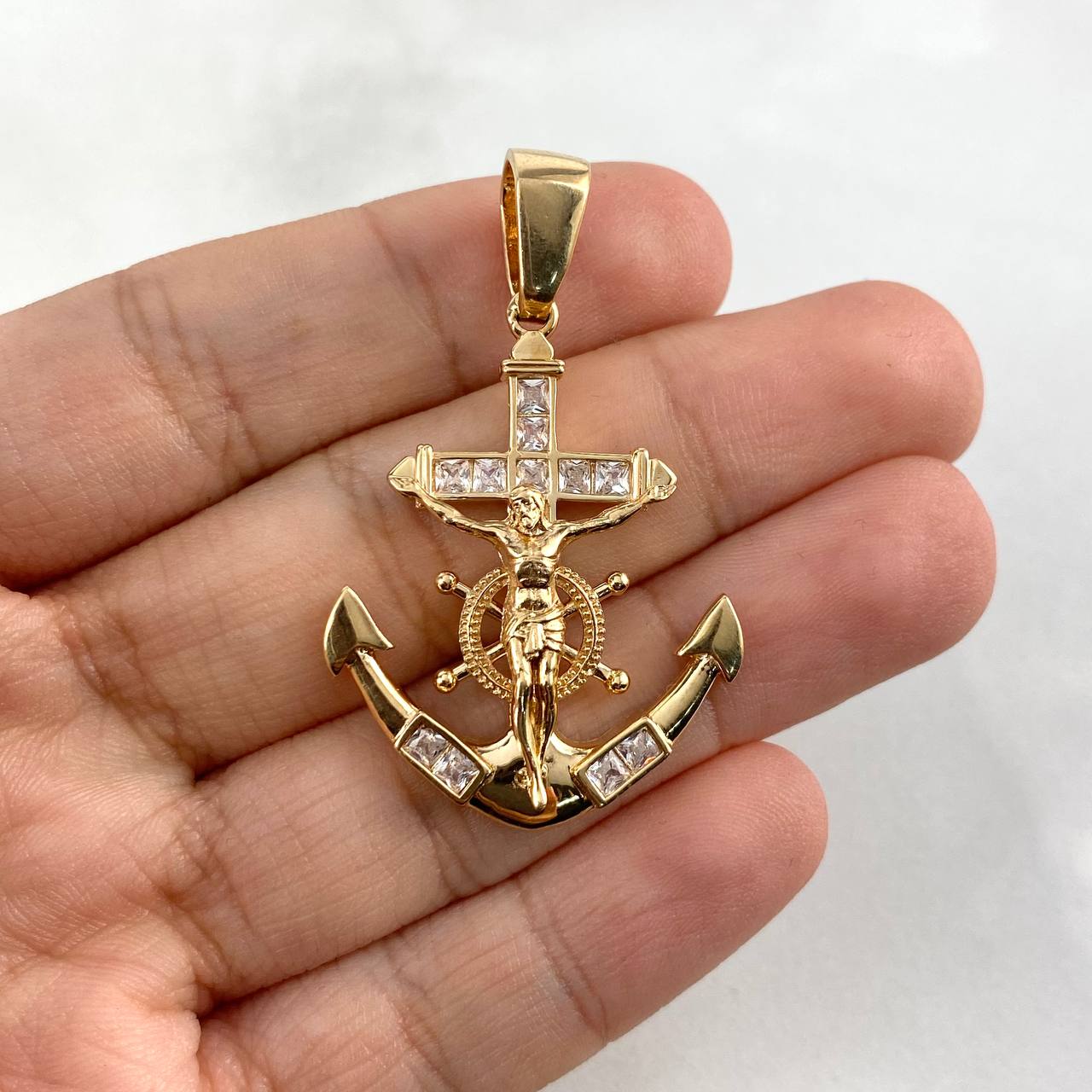 Dije Ancla Cristo Timón 6.65gr / 4.1cm / Circones Blancos Oro Amarillo