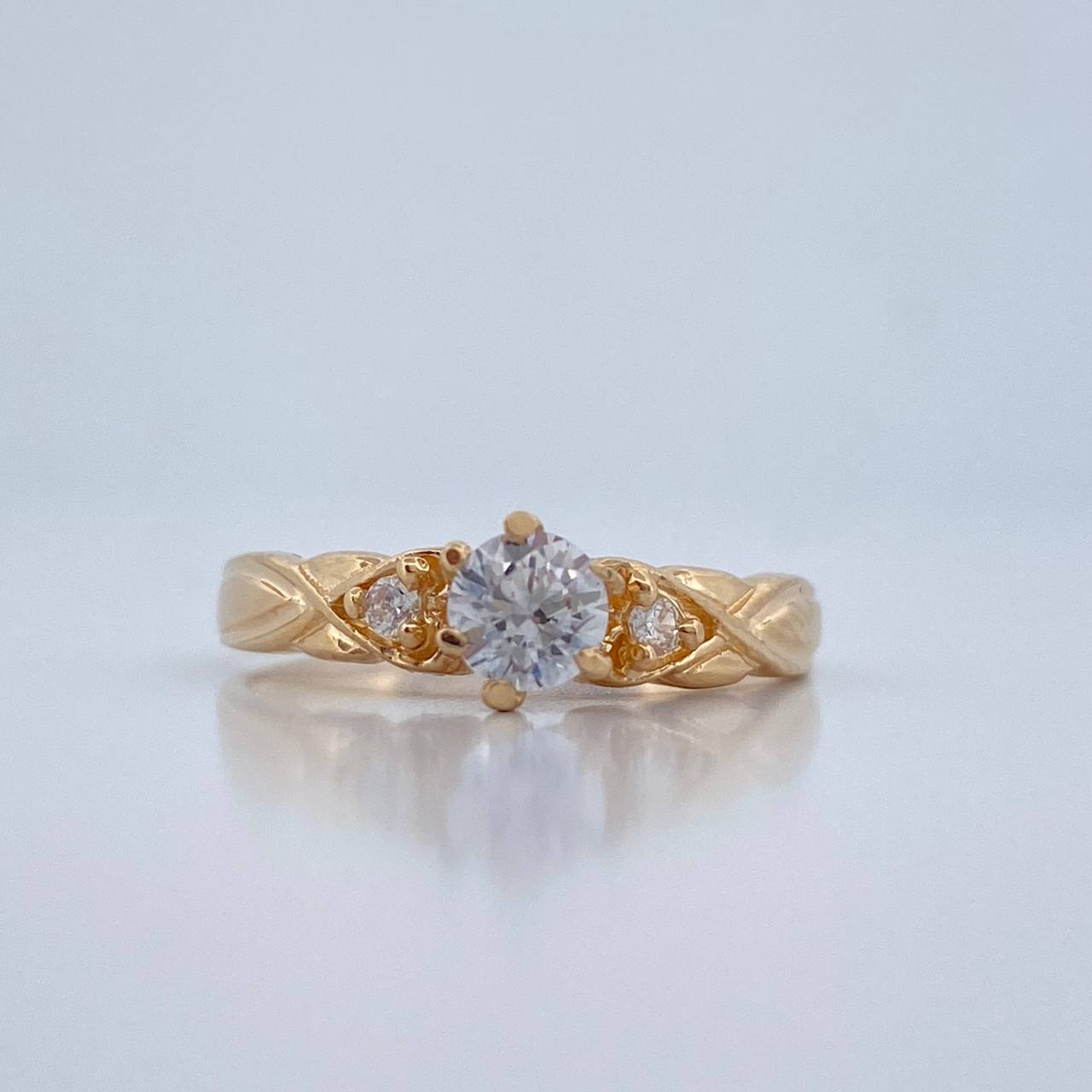 Anillo Solitario Cruzado 2.25gr / T7 / Oro Amarillo 18K %
