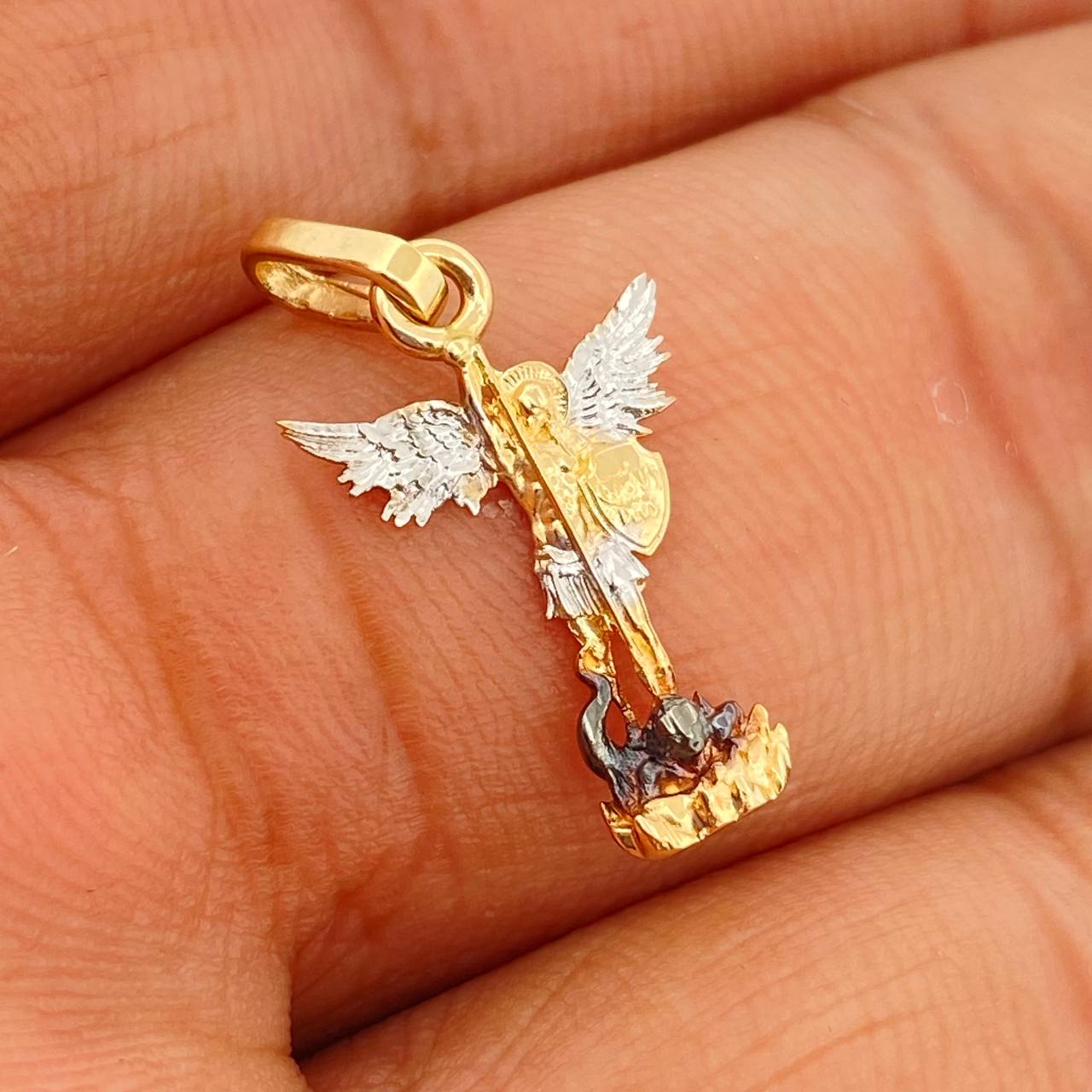 Dije San Miguel Arcangel 1.1gr / 2.3cm / Tres Oros 18K %