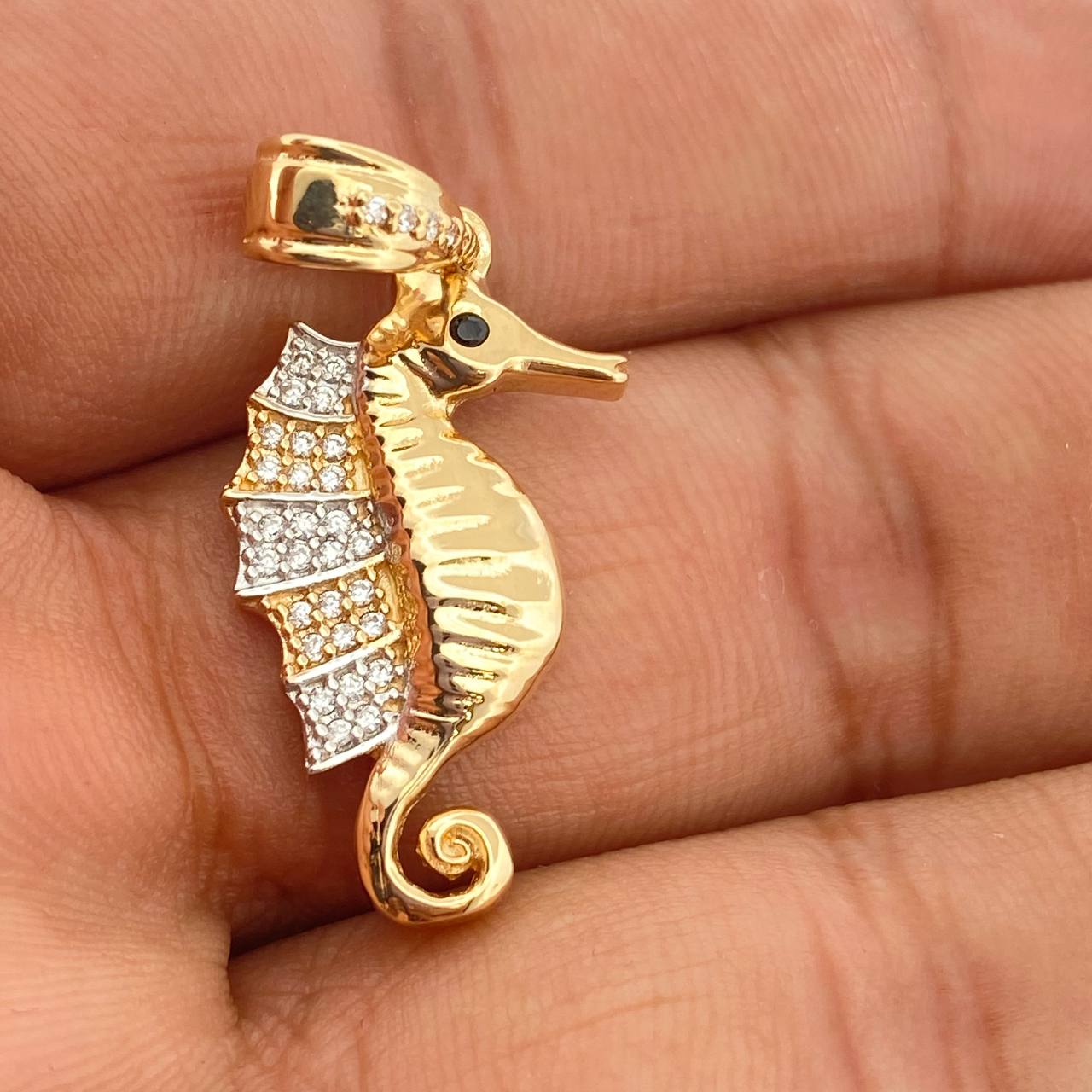 Dije Caballito de Mar 3.8gr / 3.5cm / Dos Oros Amarillo Blanco 18K %