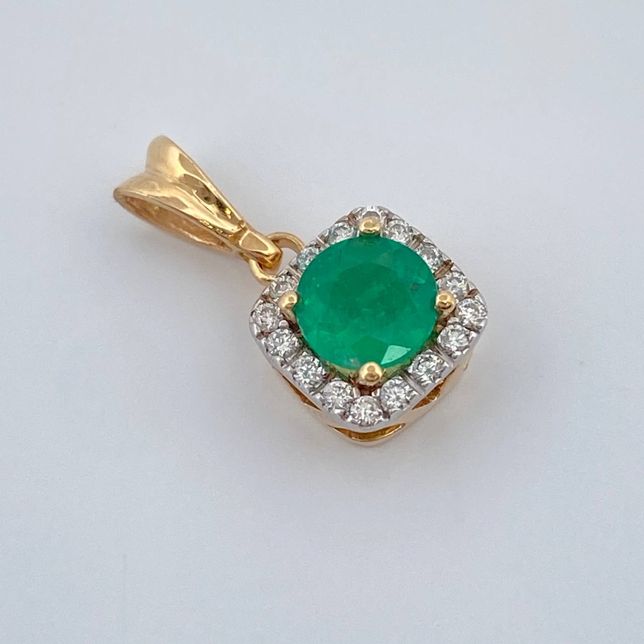 Dije Halo Cuadrado Esmeralda 1.1gr / 1.4cm / Oro Amarillo 18K %