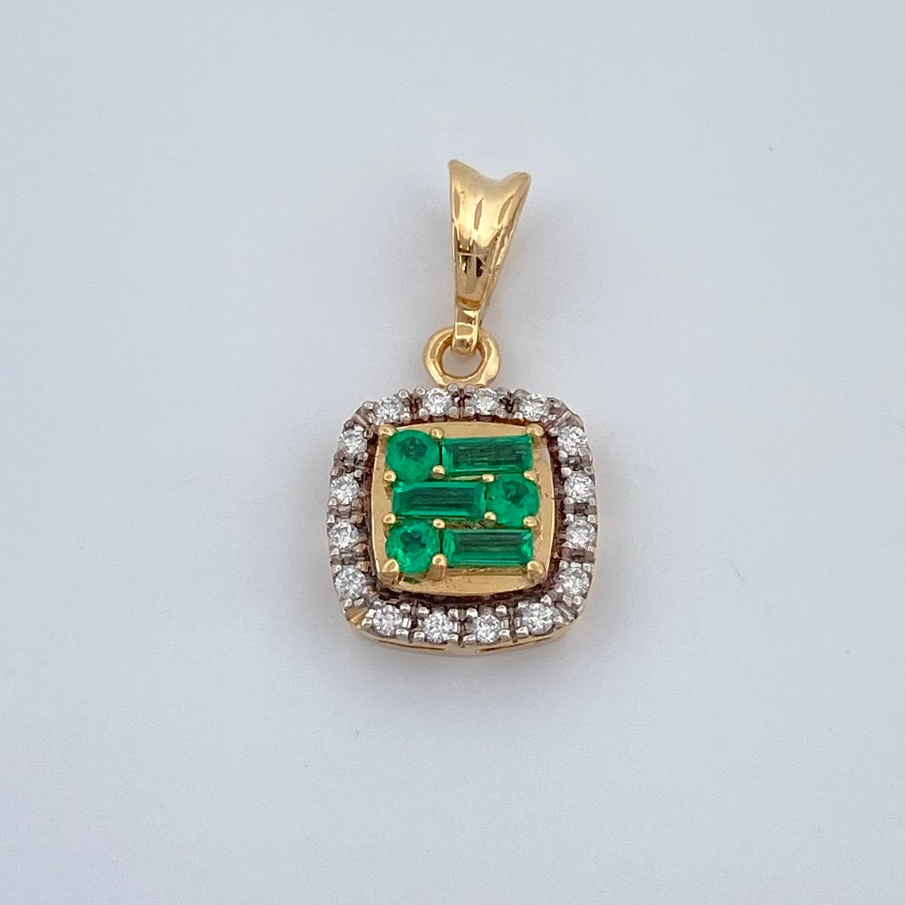 Dije Cuadrado Esmeralda 16 Pts Diamantes 08 Pts 1.4gr / 1.7cm / Oro Amarillo 18K %