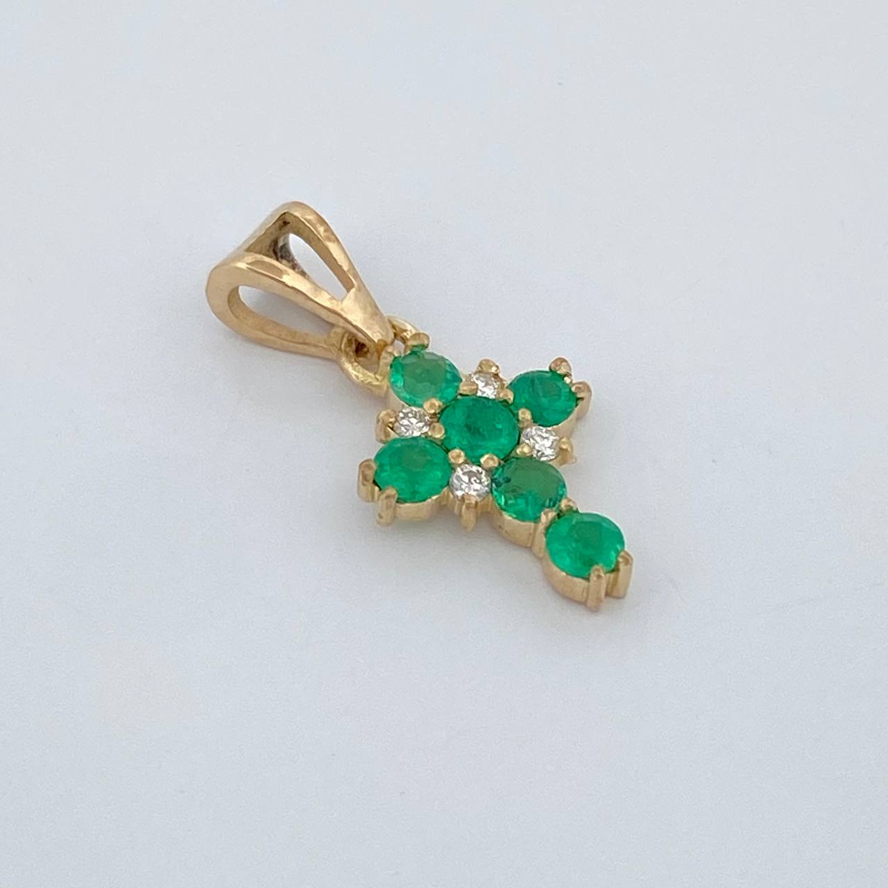 Dije Cruz Esmeralda 0.75gr / 1.7cm / Oro Amarillo 18K %