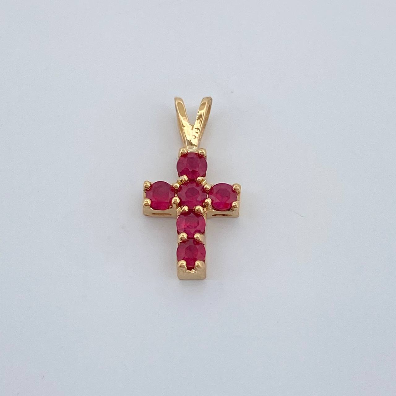 Dije Cruz Rubys 0.5gr / 1.4cm / Oro Amarillo 18K %