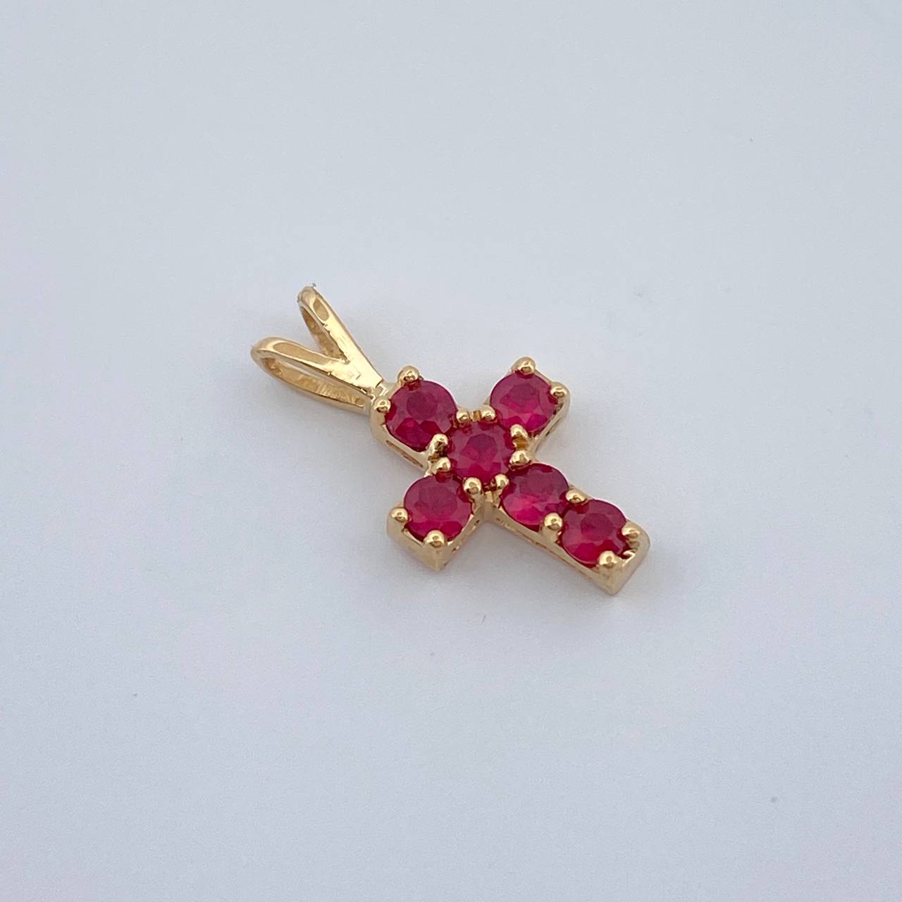 Dije Cruz Rubys 0.5gr / 1.4cm / Oro Amarillo 18K %