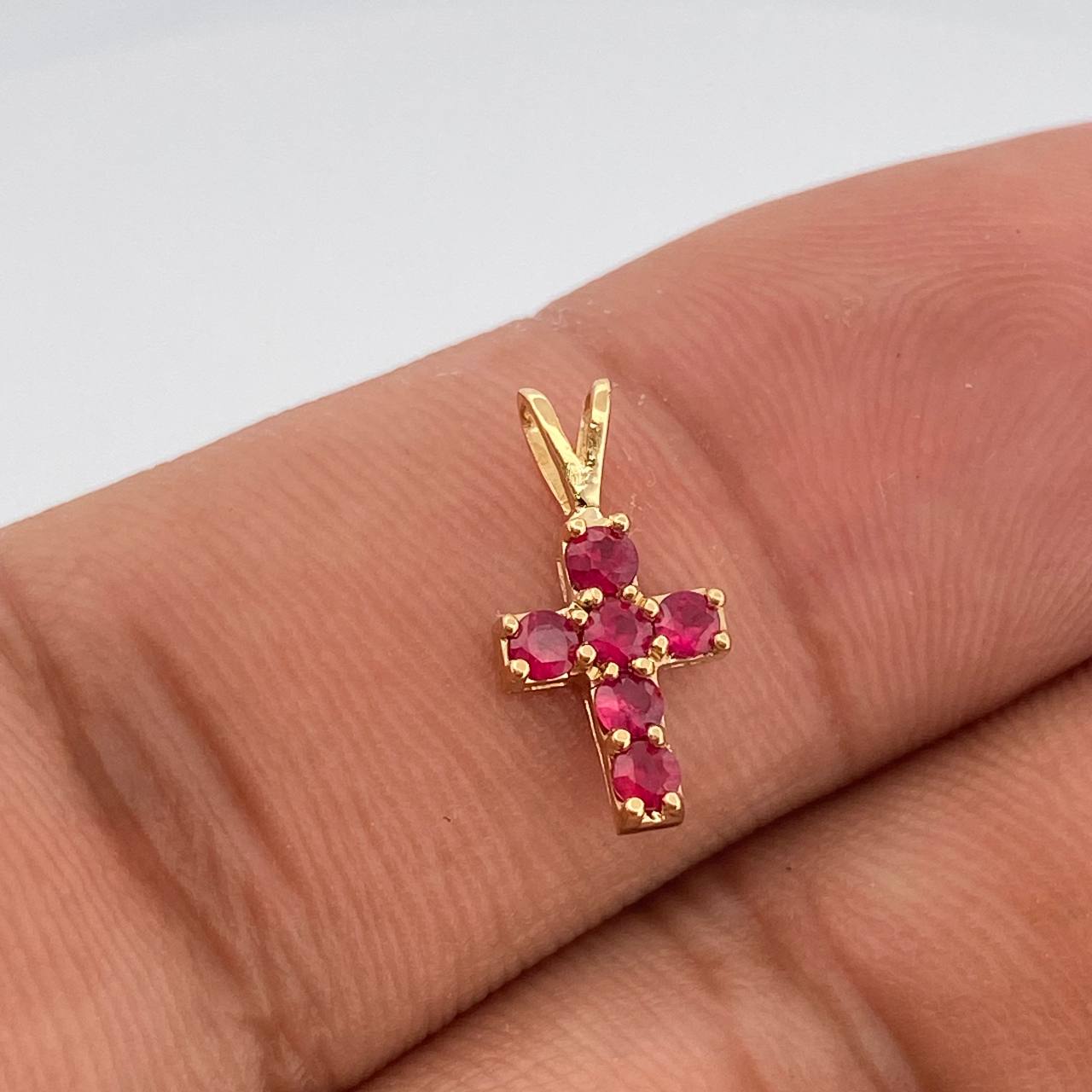Dije Cruz Rubys 0.5gr / 1.4cm / Oro Amarillo 18K %