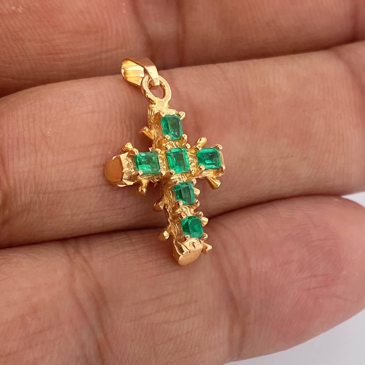 Dije Cruz Barroco Esmeralda 2.85gr / 2.8cm / Oro Amarillo 18K %