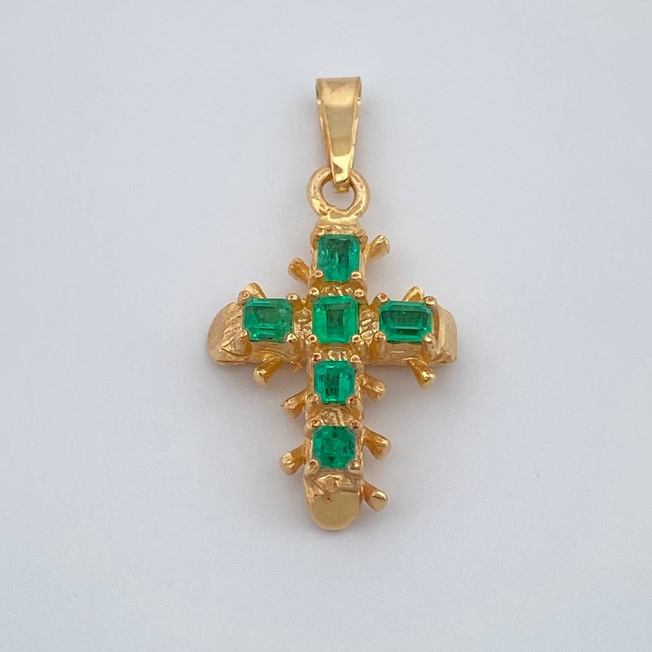 Dije Cruz Barroco Esmeralda 2.85gr / 2.8cm / Oro Amarillo 18K %