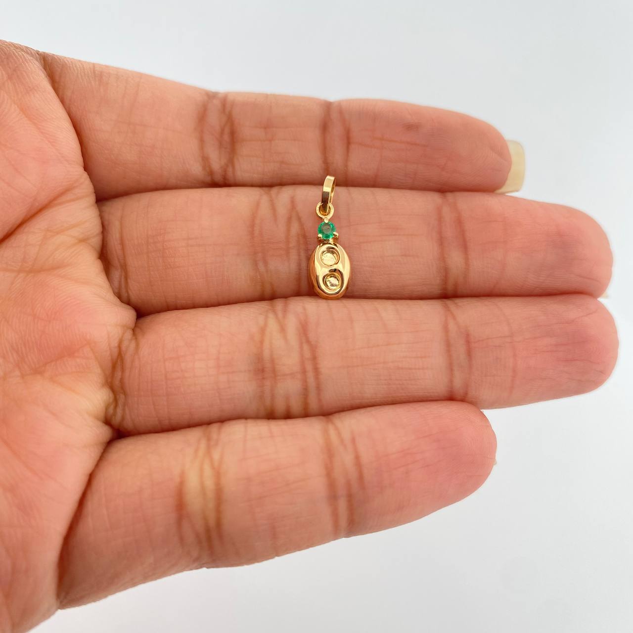 Dije Gc Figura Esmeralda  05Pts  0.35gr / 1.6cm / Oro Amarillo 18K %