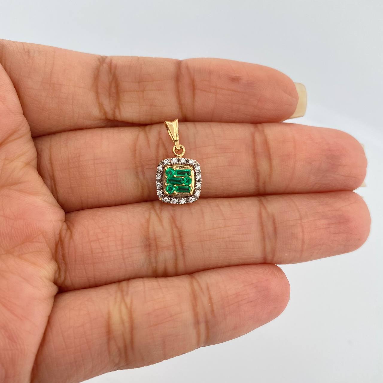 Dije Cuadrado Esmeralda 16 Pts Diamantes 08 Pts 1.4gr / 1.7cm / Oro Amarillo 18K %