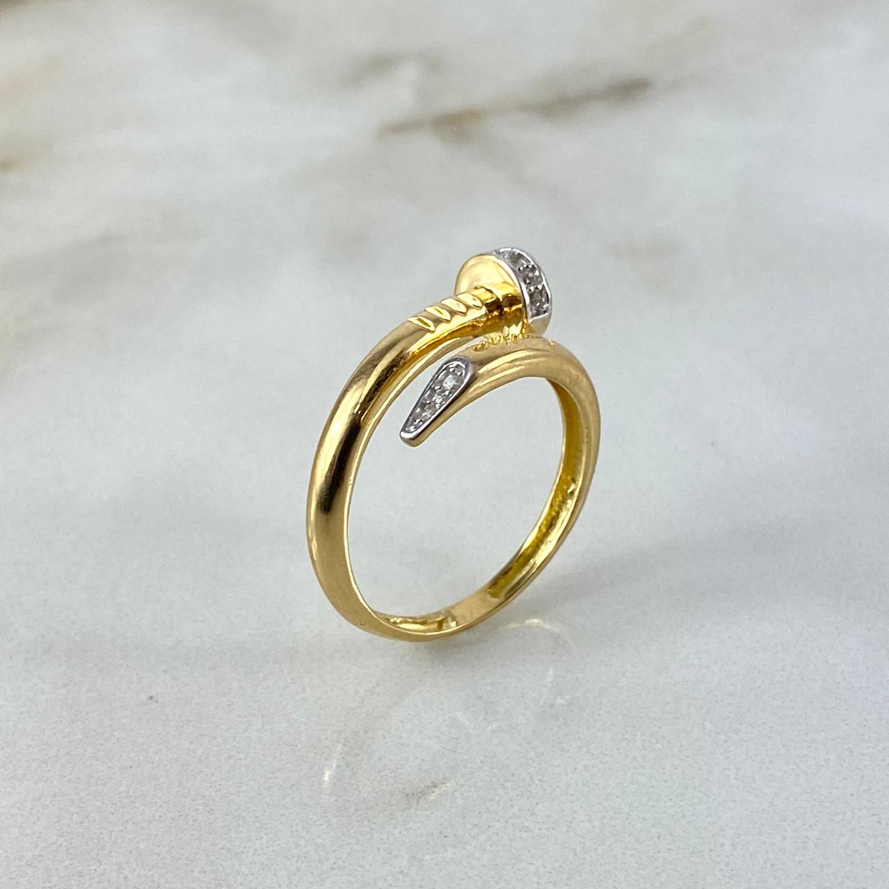 Anillo Clavo CT 3.85gr / T7 1/2 / Circones Blancos Dos Oros Amarillo Blanco