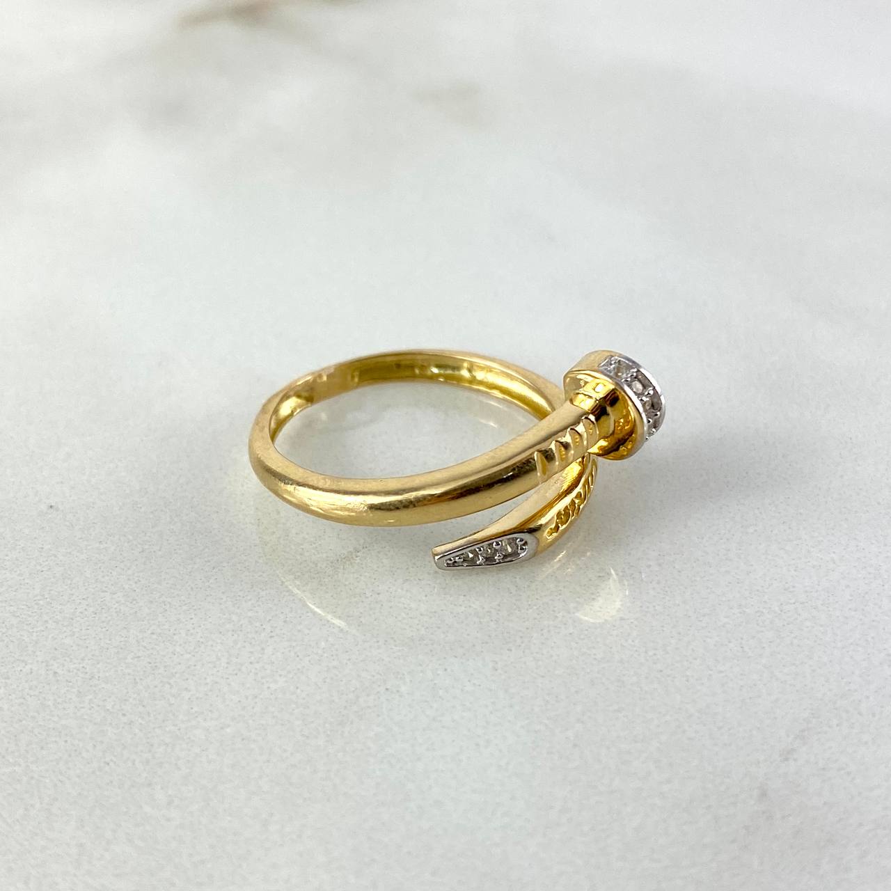 Anillo Clavo CT 3.85gr / T7 1/2 / Circones Blancos Dos Oros Amarillo Blanco