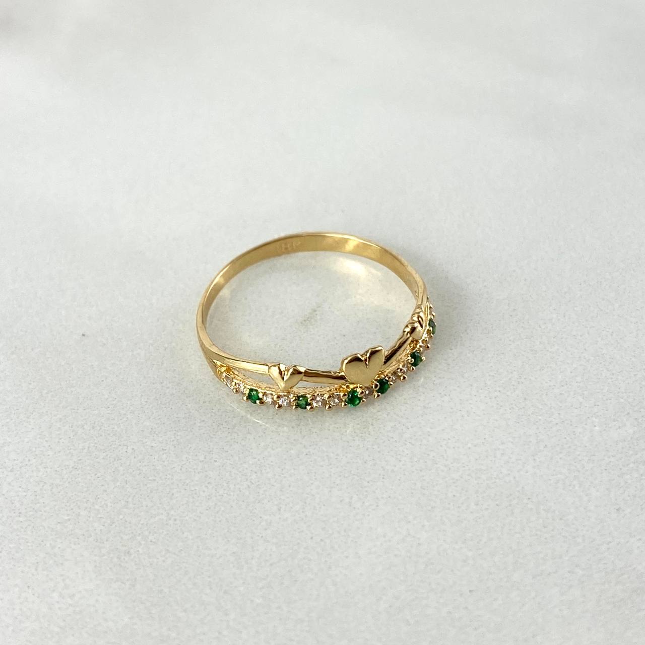 Anillo Linea Corazones 1.45gr / T7 1/2 / Circones Blancos Verdes Oro Amarillo