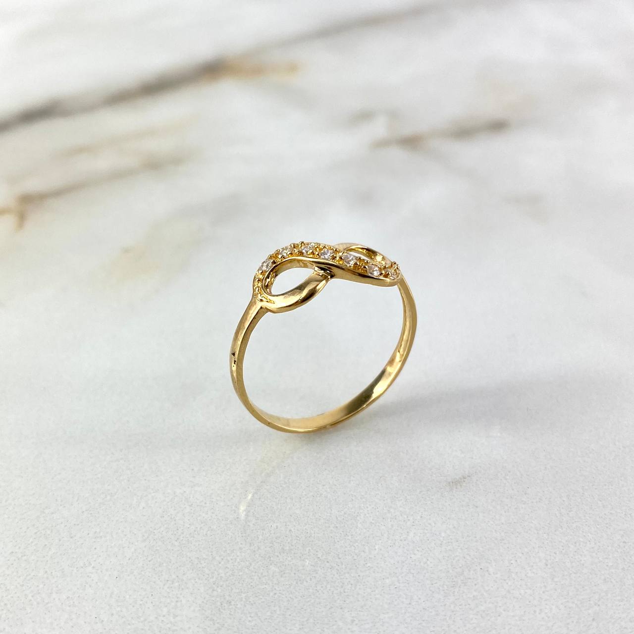 Anillo Infinito 1.9gr / T4 3/4 / Circones Blancos Oro Amarillo