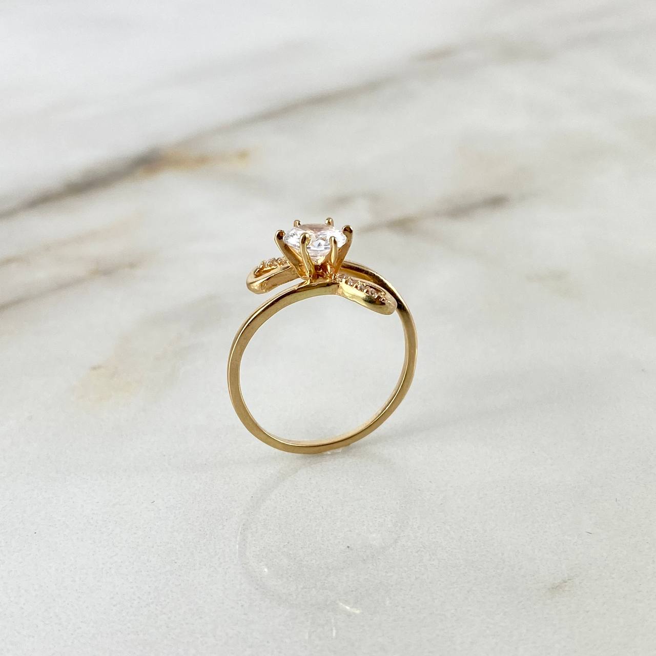 Anillo Solitario Gemisis 2.65gr / T7 1/4 / Circones Blancos Oro Amarillo