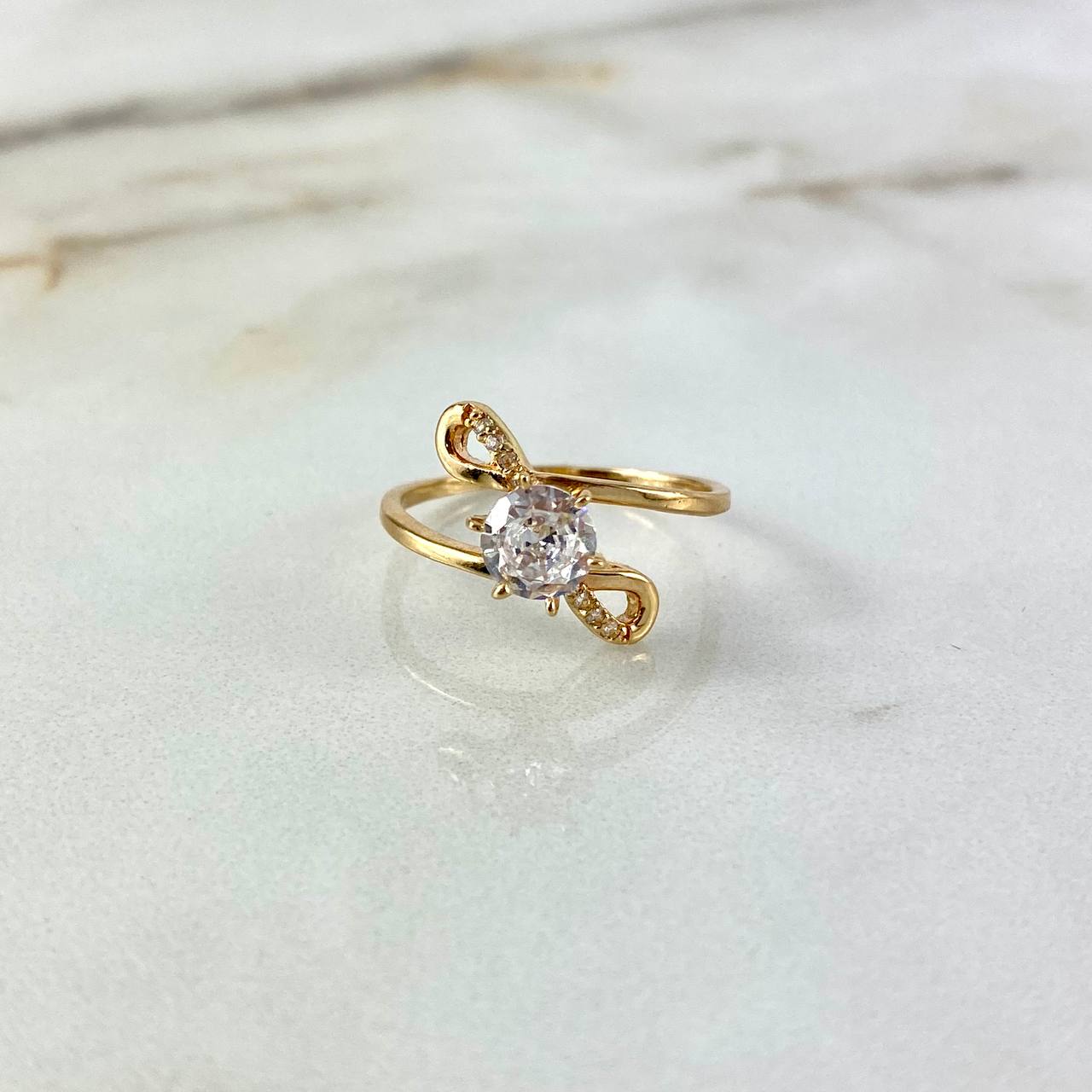 Anillo Solitario Gemisis 2.65gr / T7 1/4 / Circones Blancos Oro Amarillo
