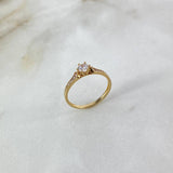 Anillo Solitario Flechas 1.8gr / T7 1/4 / Circones Blancos Oro Amarillo