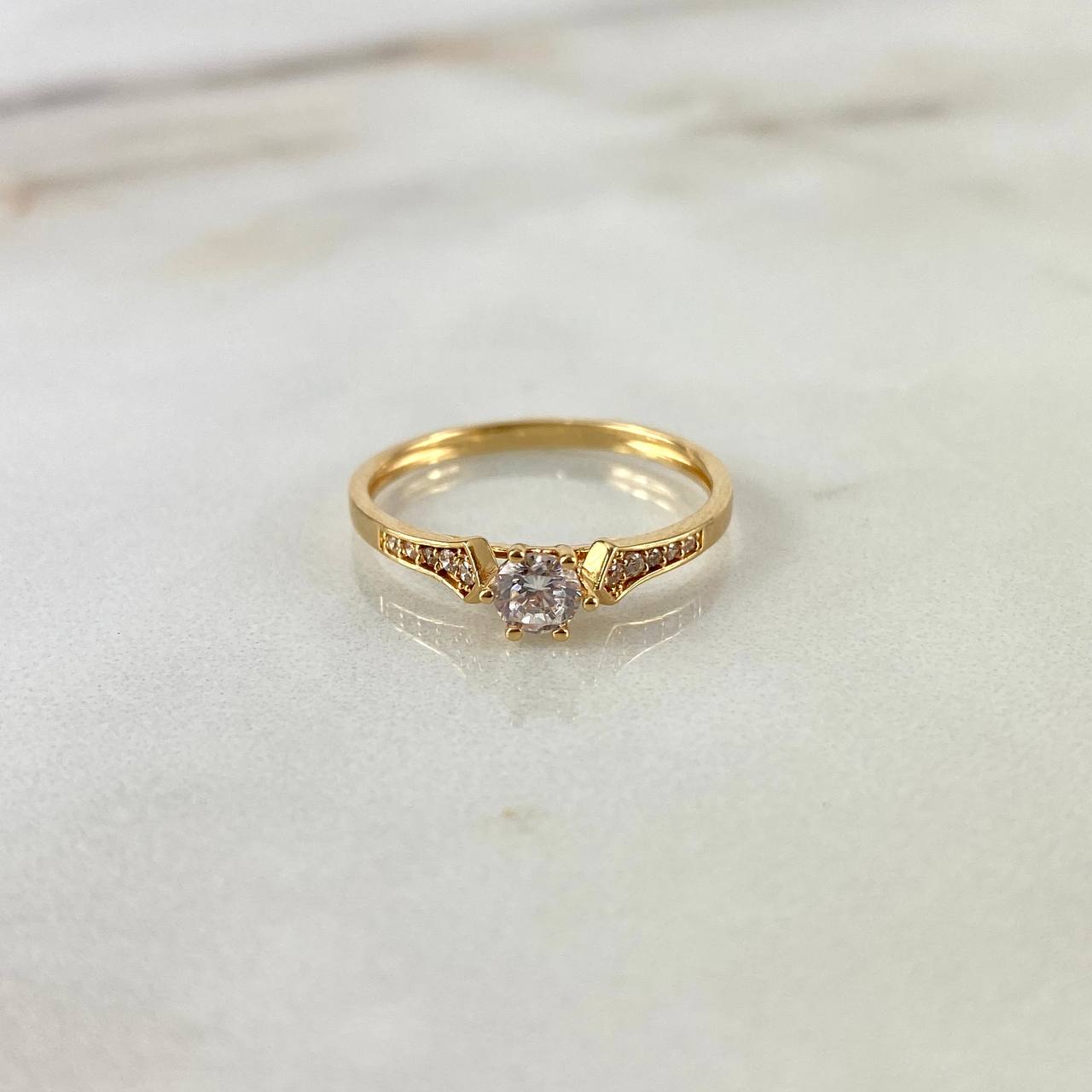 Anillo Solitario Flechas 1.8gr / T7 1/4 / Circones Blancos Oro Amarillo