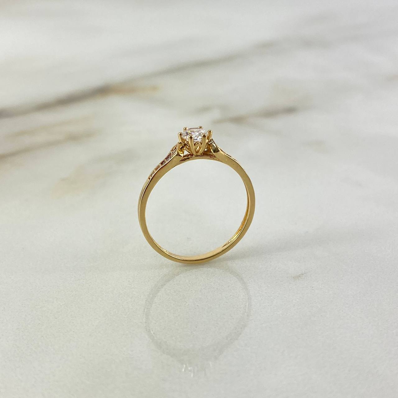 Anillo Solitario Flechas 1.8gr / T7 1/4 / Circones Blancos Oro Amarillo